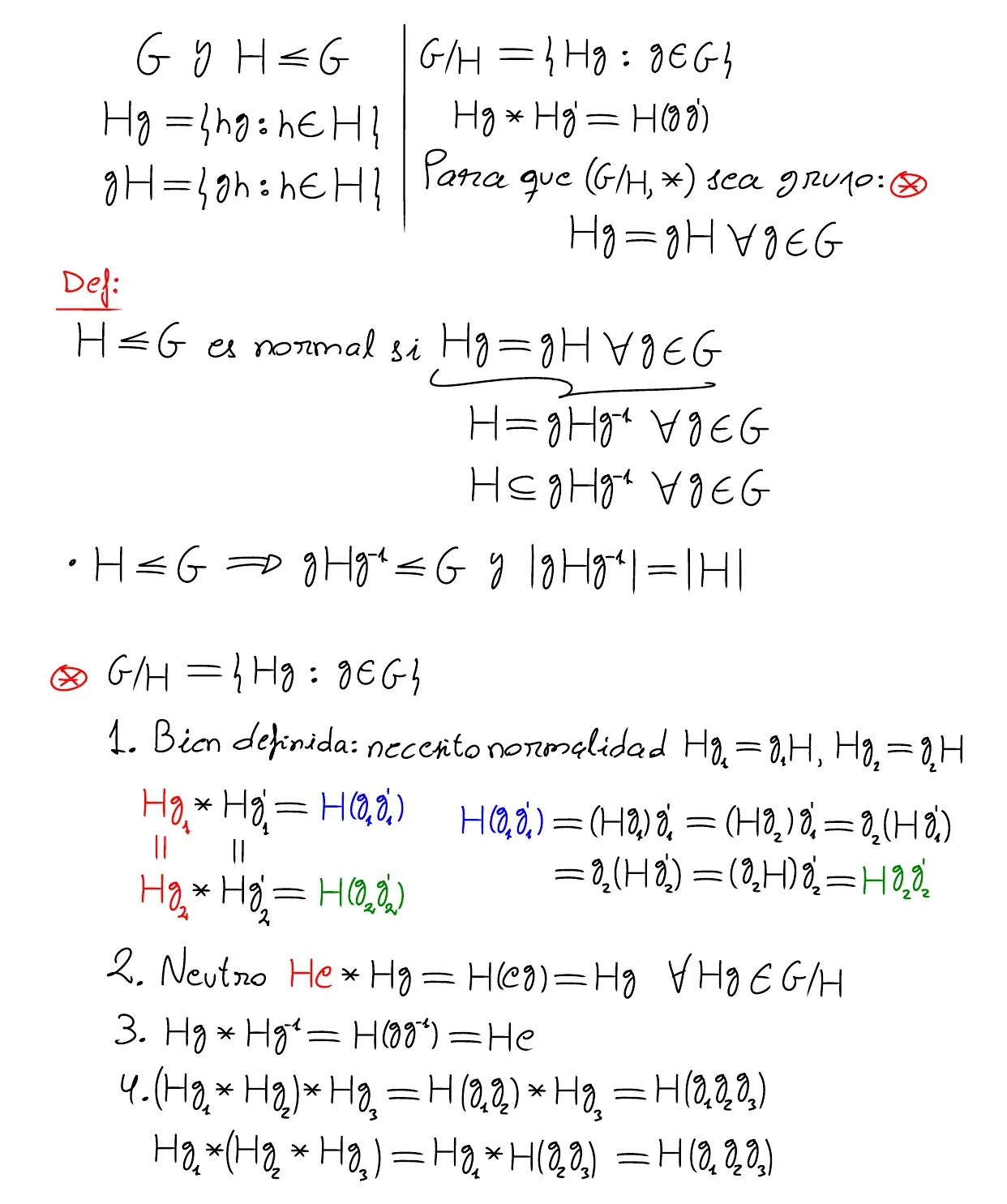 Pizarra de clase, página 1: clases laterales Hg y gH, definición de subgrupo normal (Hg = gH para todo g, o H = gHg⁻¹), y la comprobación de que G/H con Hg ∗ Hg′ = H(gg′) es un grupo: la operación no depende del representante gracias a la normalidad, y después neutro, inverso y asociatividad